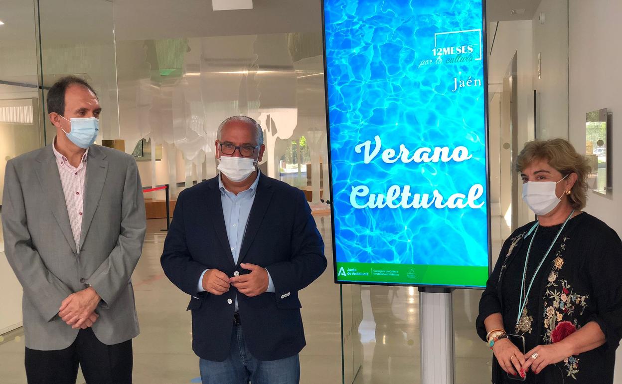 El delegado de Cultura expone la programación estival. 