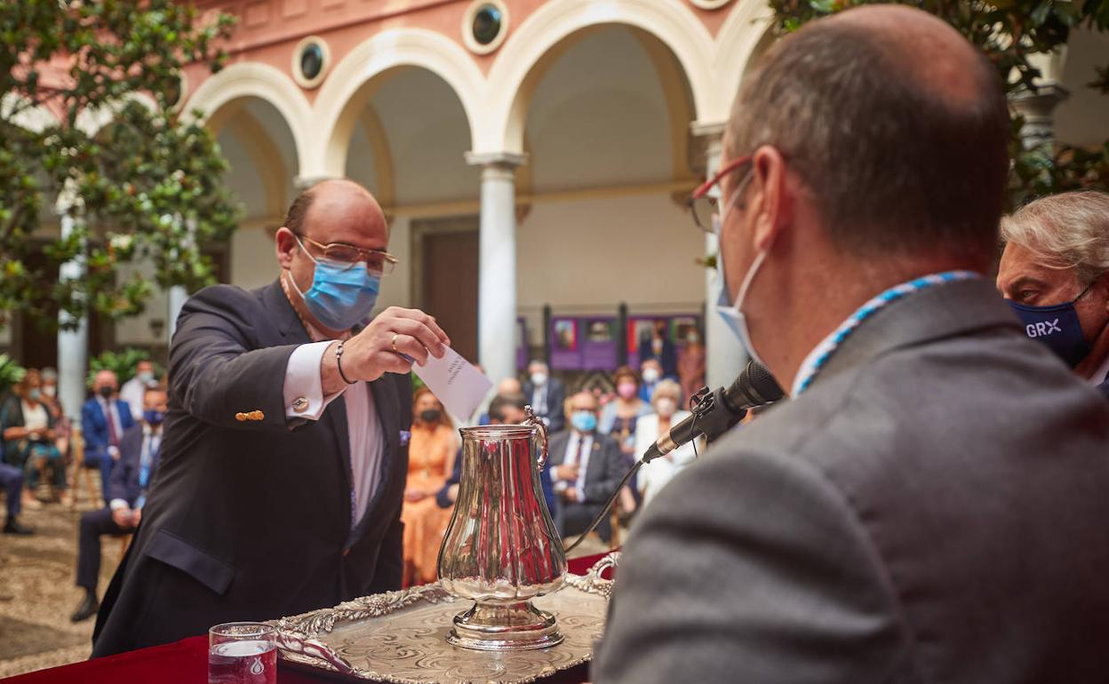 Sebastián Pérez votando en el pleno de investidura.