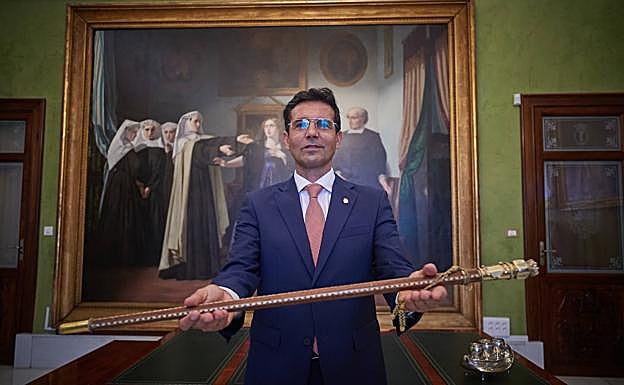 Paco Cuenca ofrece el bastón de mando. 