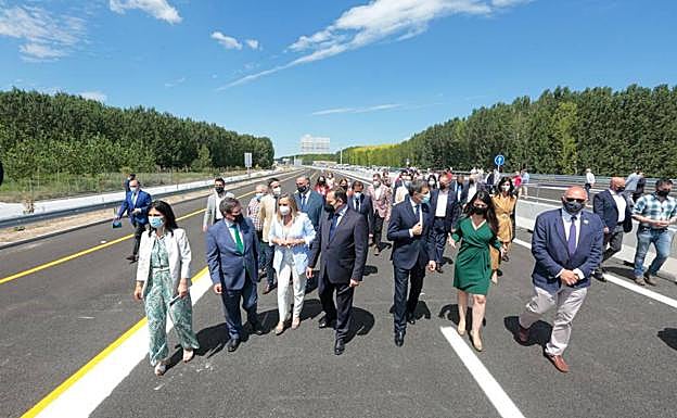 Las autoridades recorren parte del tramo inaugurado.