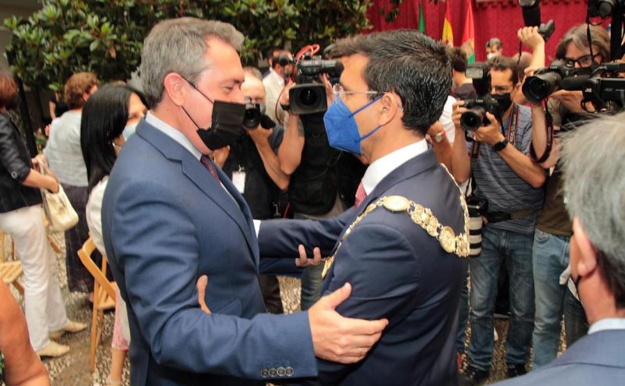 Juan Espadas en el Ayuntamiento de Granada con Paco Cuenca. 