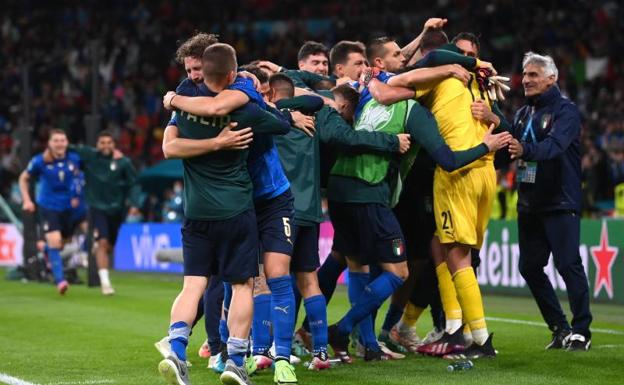 Los jugadores de la selección italiana celebran en Wembley el pase a la final de la Eurocopa. 