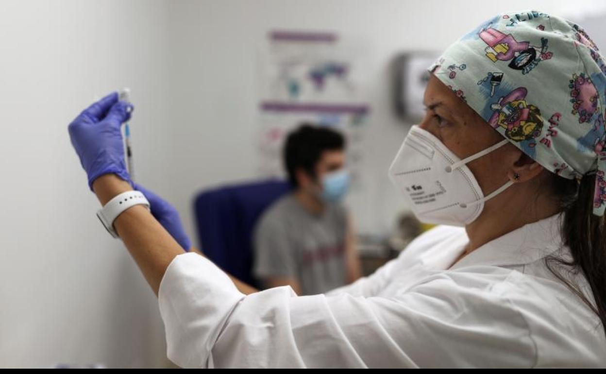 Una enfermera prepara una dosis de la vacuna contra el Covid-19.