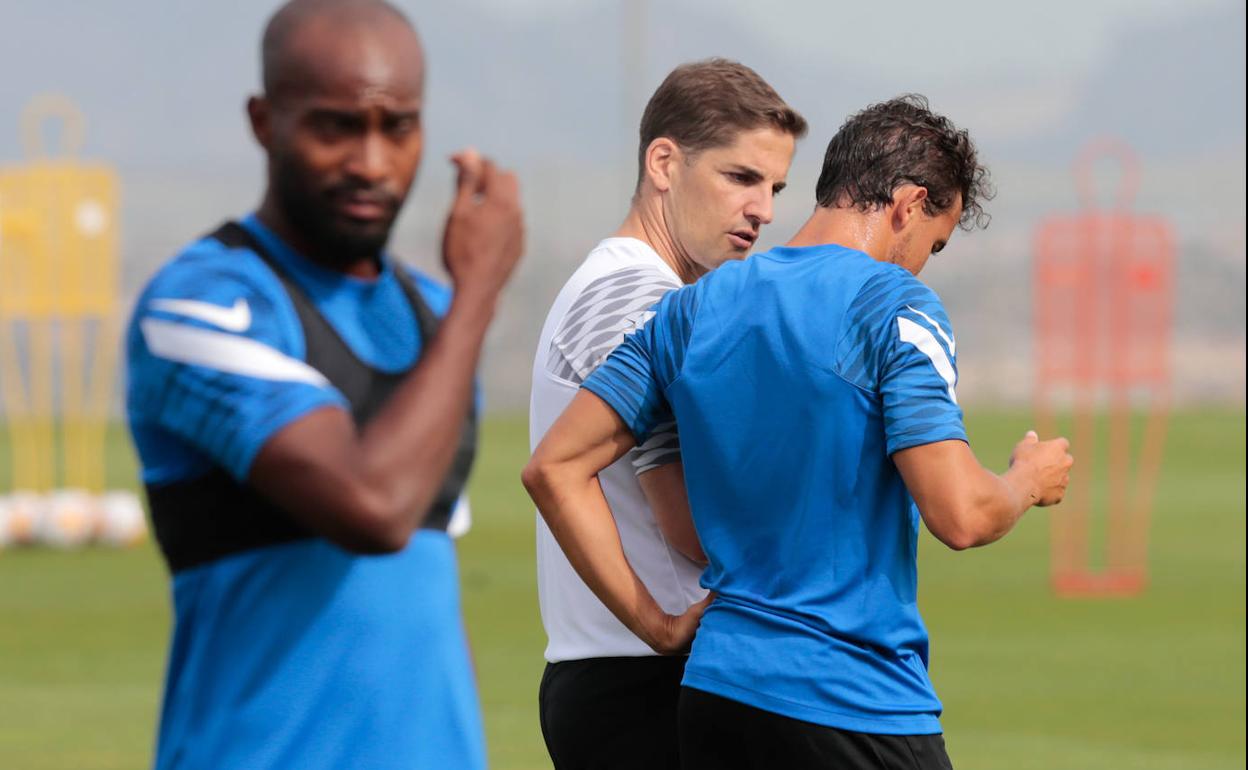 Robert Moreno charla con Luis Milla, al que se presupone vital en su esquema. 