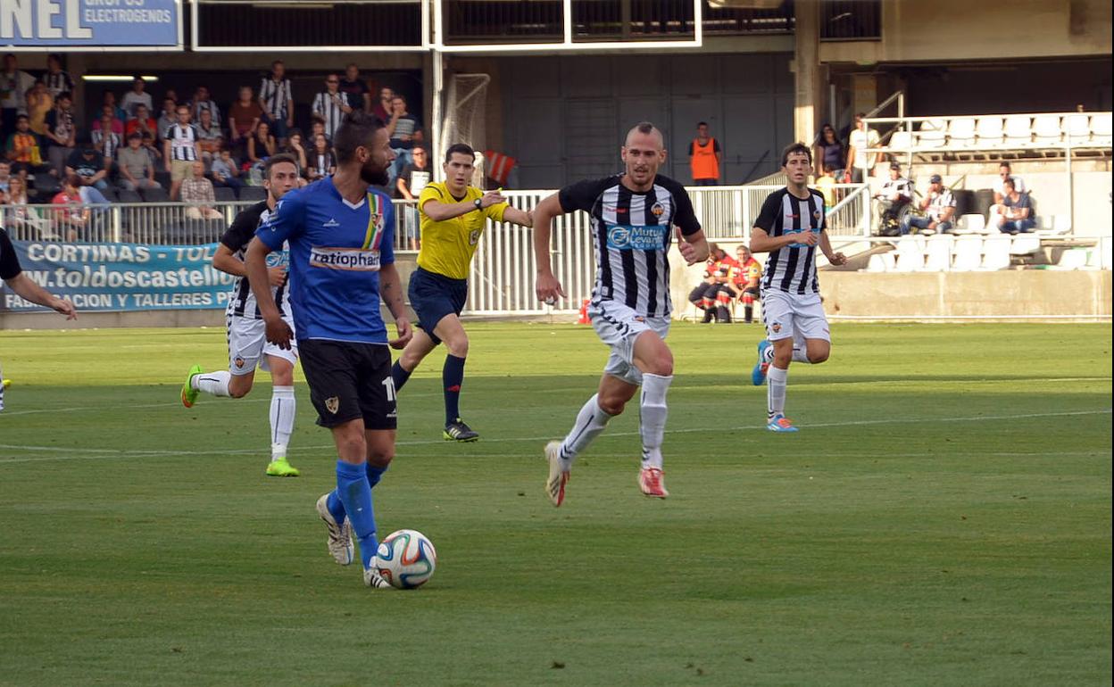 Marc Castells de albinegro, persiguiendo a Rafa Payán, en el partido de Castalia donde los azulillos lograron el ascenso a Segunda B. 