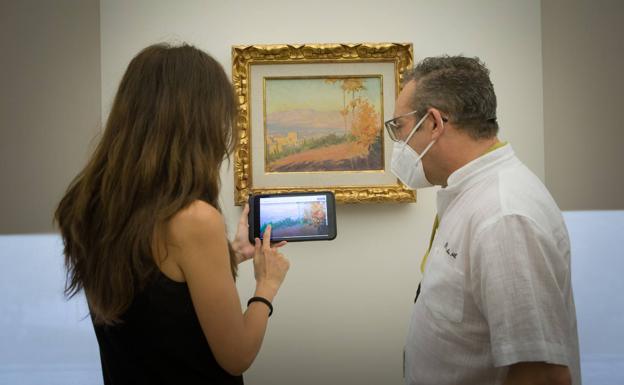 Observando a través de la pantalla y en la realidad una de las obras de Ismael González de la Serna. 