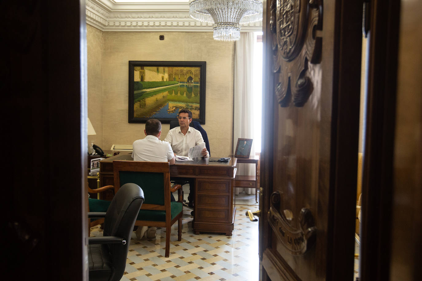 Cuenca firmó ayer los primeros documentos en su despacho.