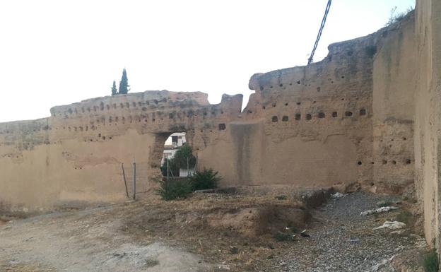 Huellas de las construcciones conventuales que se adosaron a la muralla. 