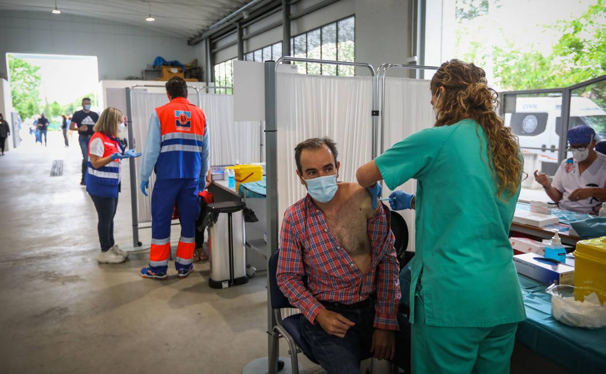 Vacunación en uno de los centros de Granada. 