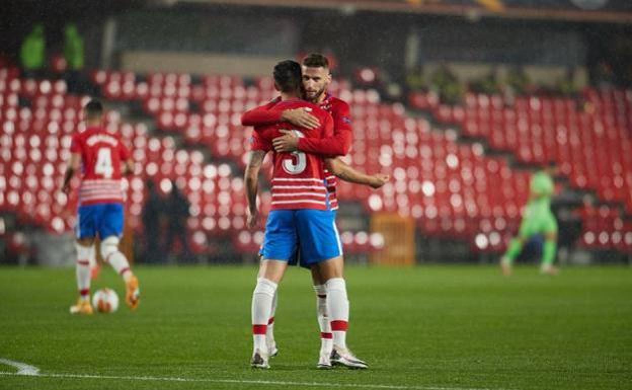 Nehuén, uno de los extracomunitarios de la pasada temporada, abraza a Nehuén en el descanso del Granada-PAOK. 