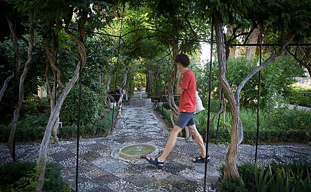 Paseando por el jardín principal. 