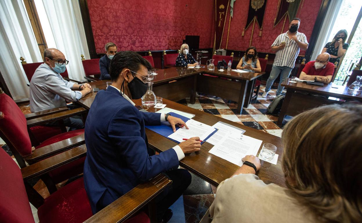 El alcalde, Paco Cuenca, durante la primera reunión junto a su equipo, en la que trazaron los primeros bocetos del nuevo gobierno.