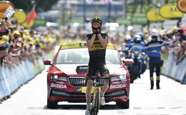 Sepp Kuss celebra su victoria en la decimoquinta etapa del Tour. 