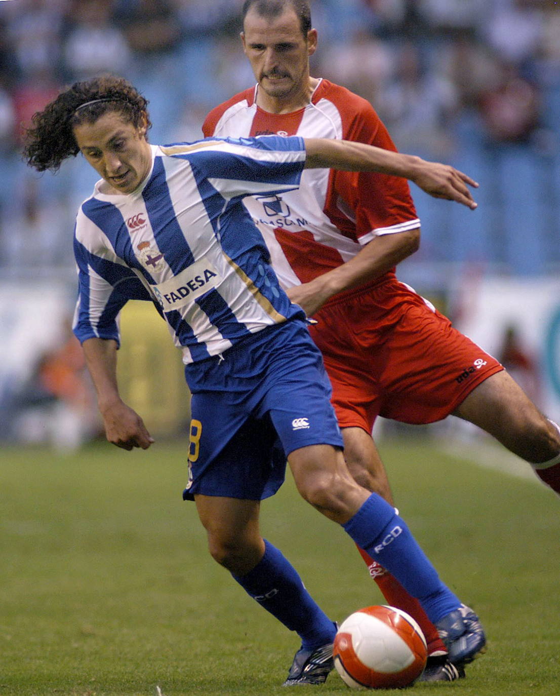 Imagen secundaria 2 - Arriba, Acasiete defiende el balón: Abajo izda., Cristian tiene el balón, perseguido por Crusat. Abajo drcha., Soriano encima a Guardado. 