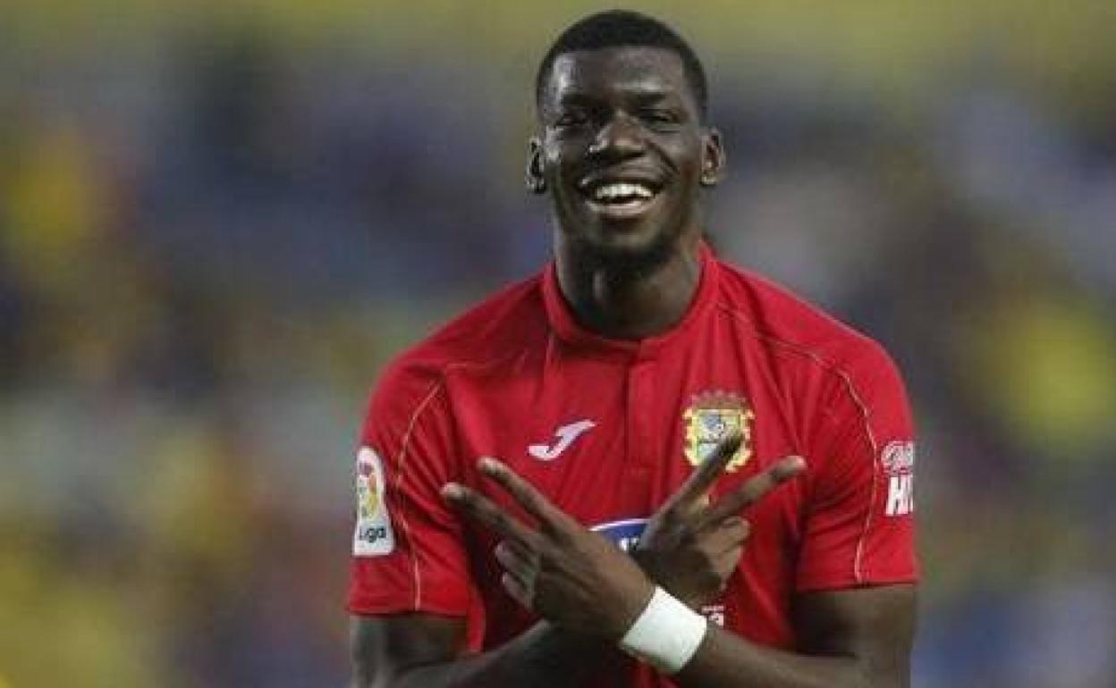 Randy Nteka celebra un gol con el Fuenlabrada. 