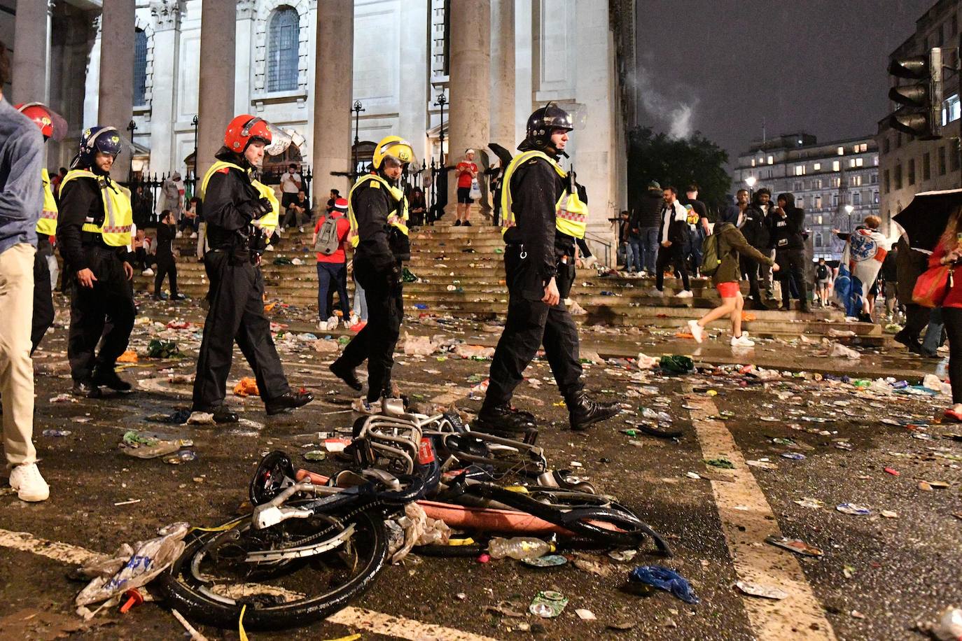 Fotos: Imágenes de los disturbios efectuados por los aficionados ingleses tras la derrota de Inglaterra en la final de la Eurocopa