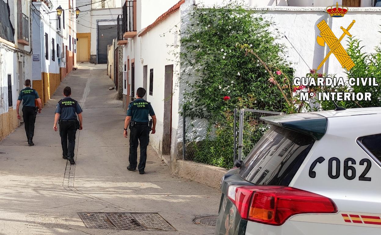 Tres detenidos en Canjáyar por robar a punta de navaja a un hombre al que engañaron en un portal de citas