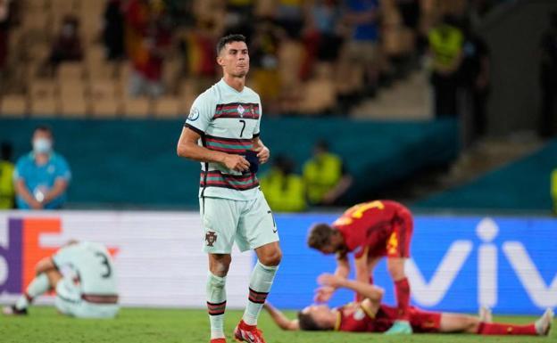 Cristiano Ronaldo se quitó el brazalete y lo tiró al suelo tras perder ante Bélgica. 