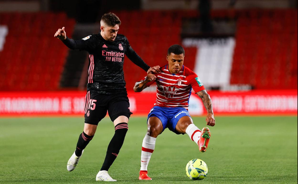Fede Valverde intenta arrebatarle el balón a Machís. 