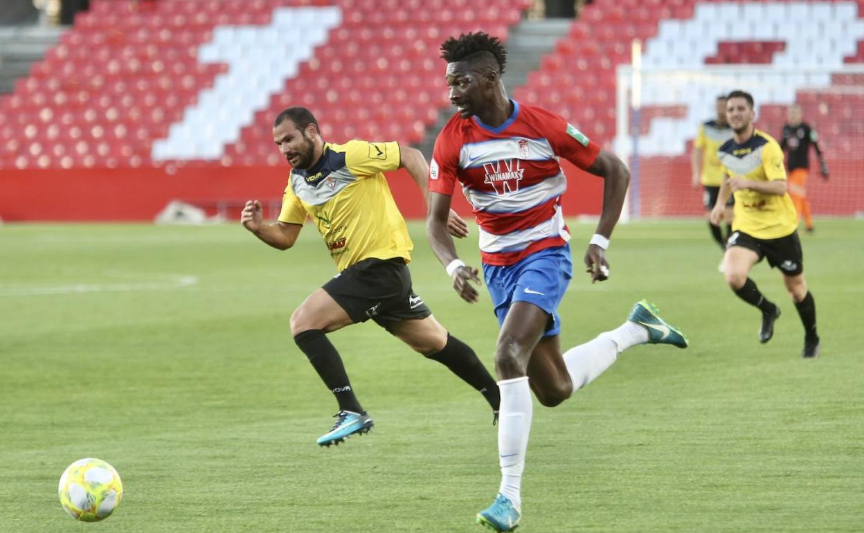 Nuha Marong conduce un balón en un partido disputado en Los Cármenes. 
