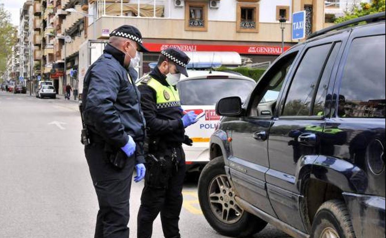 Agentes en un control en Linares. 
