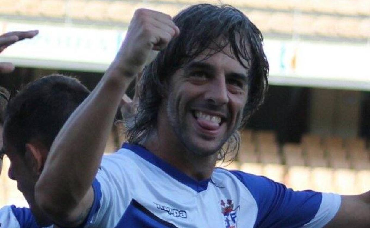 Lolo Guerrero festejando un gol con el San Fernando de Alberto González. 