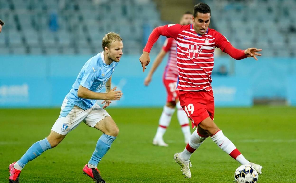 Montoro controla un balón en el Nápoles-Granada de la pasada campaña. /