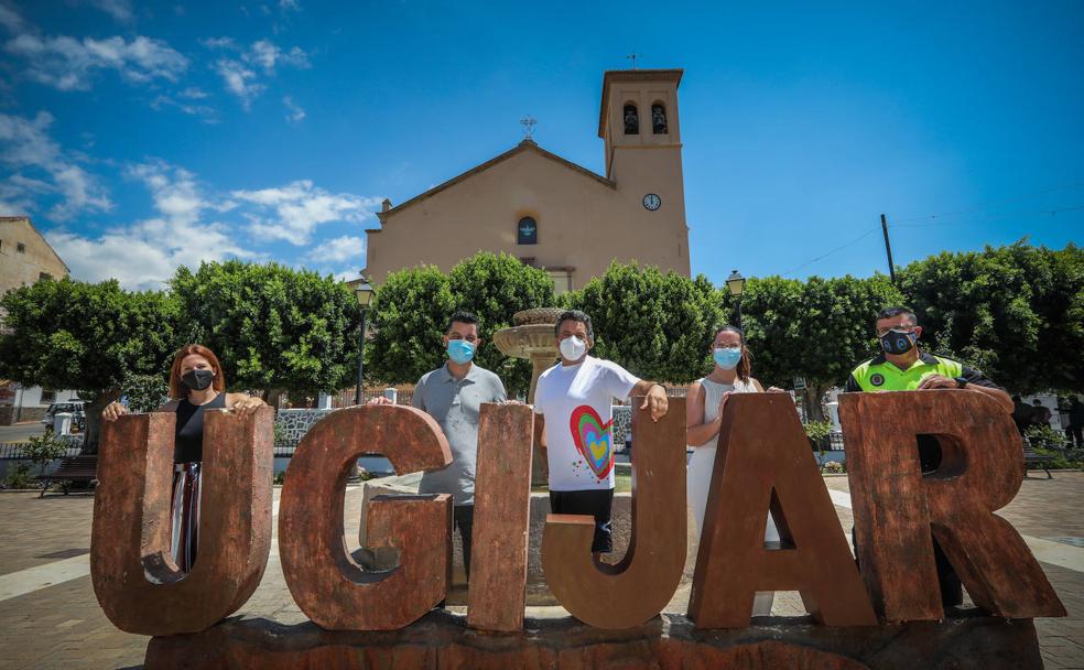 El alcalde de Ugíjar, segundo por la derecha, con trabajadores municipales, que luchan contra el brote.