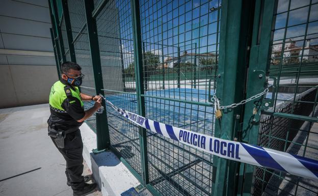 Imagen principal - Las pistas deportivas se han clausurado, la piscina ni siquiera se ha inaugurado y los museos han cerrado sus puertas.