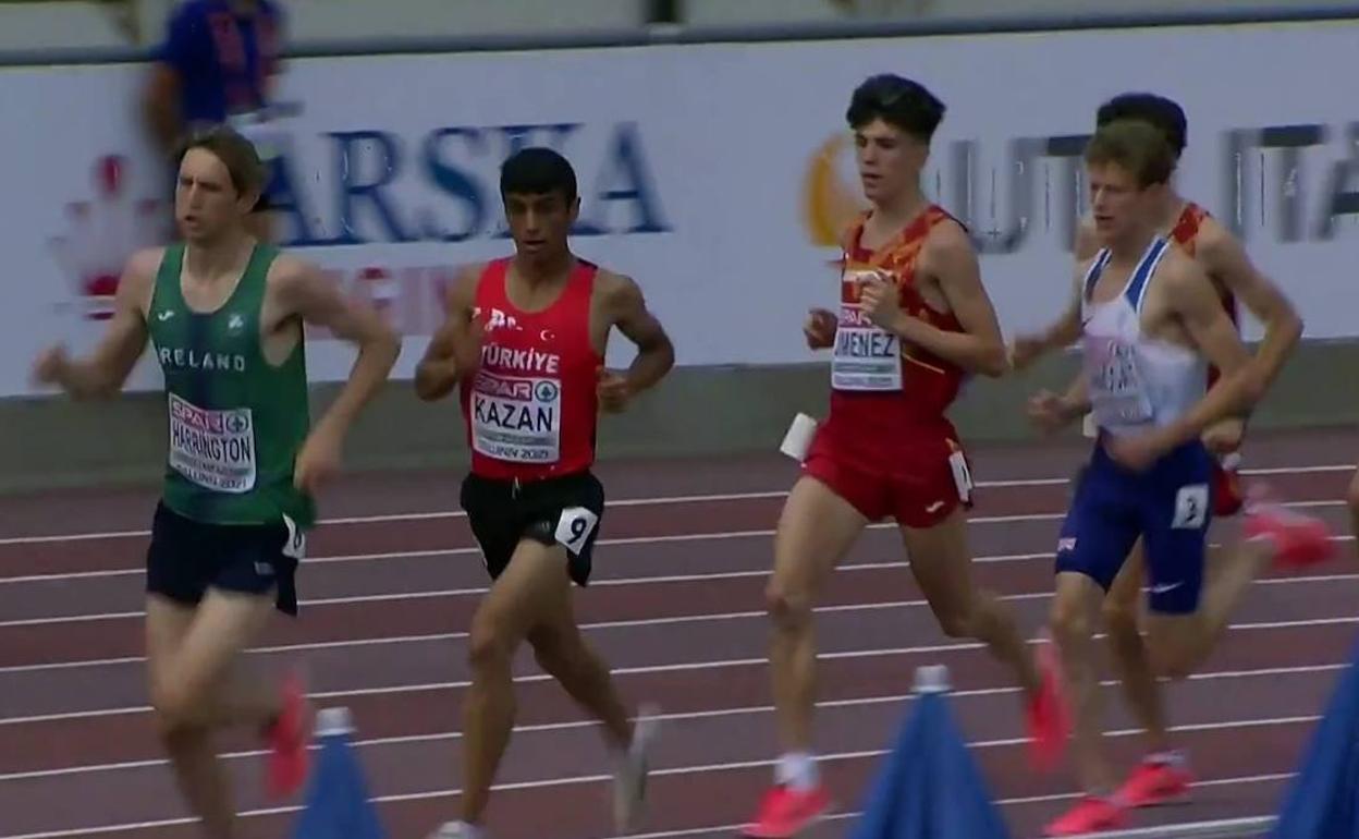 Manuel Jiménez corre en tercera posición en un instante de la carrera. 