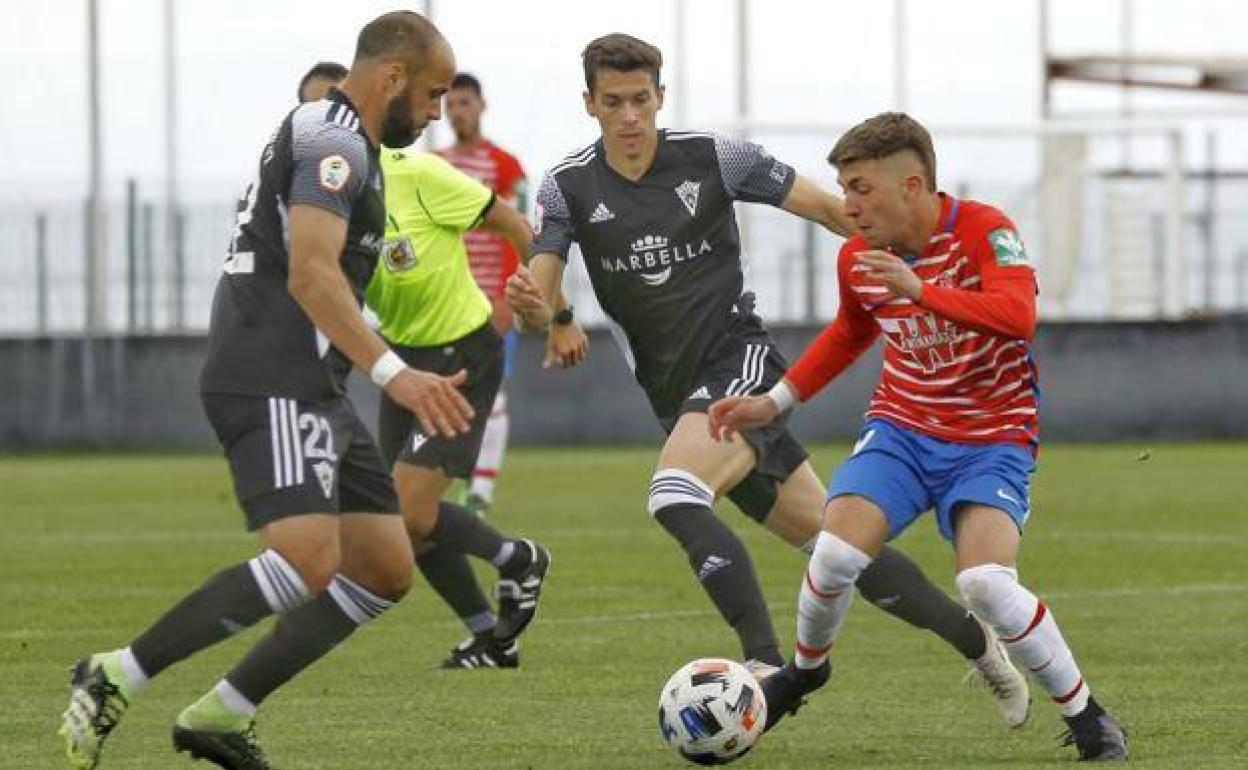 Antonio Aranda encara a un rival en un partido con el Recreativo. 