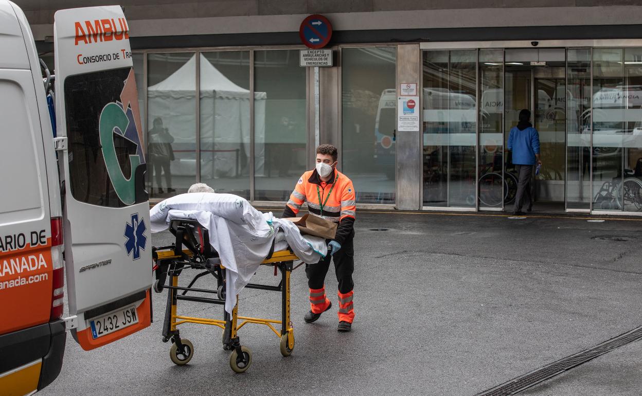 Un paciente llega a las urgencias del Virgen de las Nieves