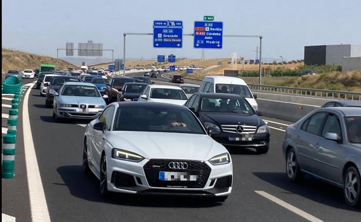 Atasco monumental para bajar a la Costa de Granada