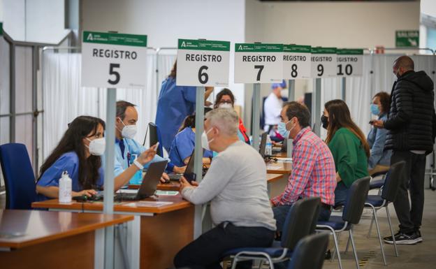 El 73,19% de los andaluces mayores de 16 ya tienen al menos una dosis