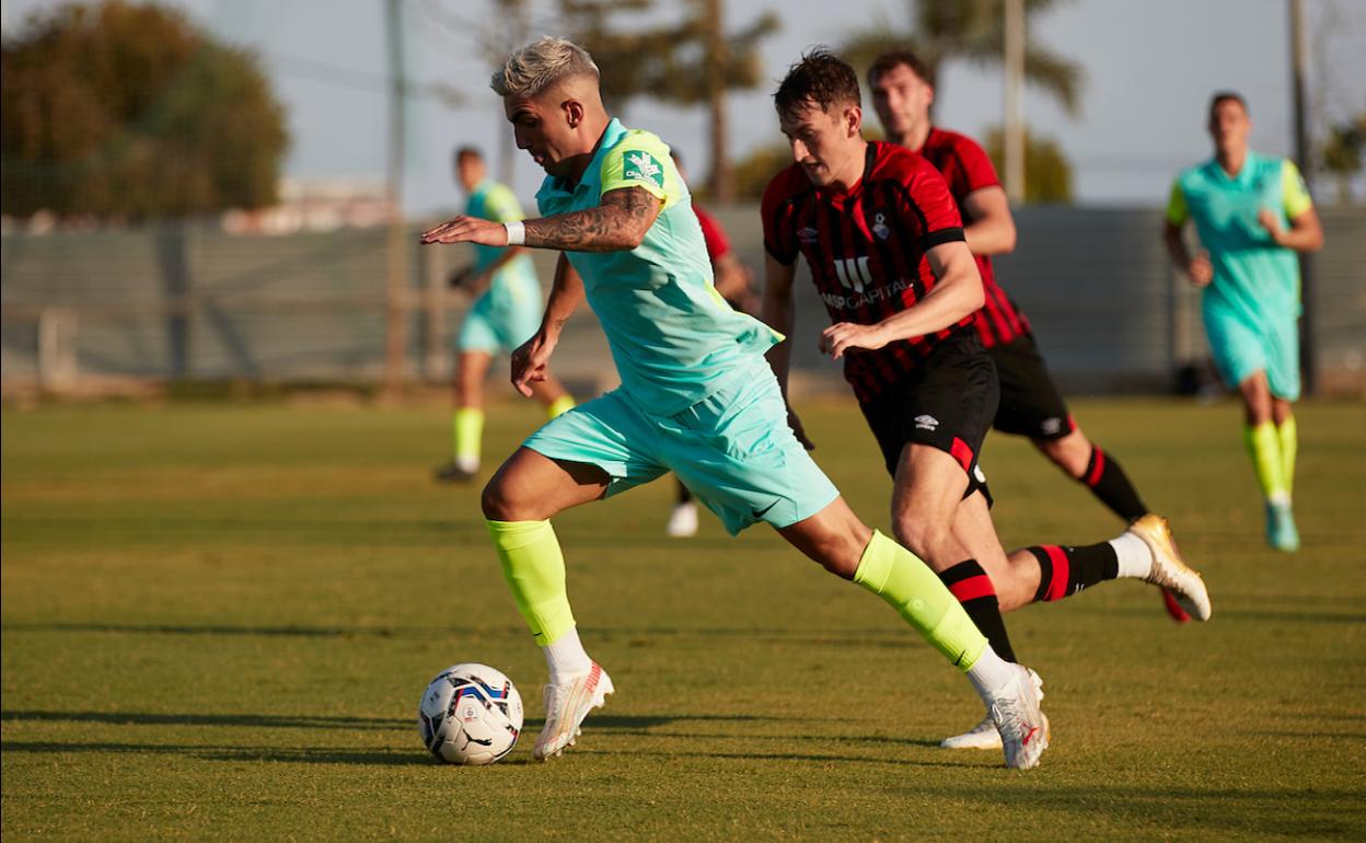 Monchu Rodríguez conduce un balón en su primera actuación con el Granada. 