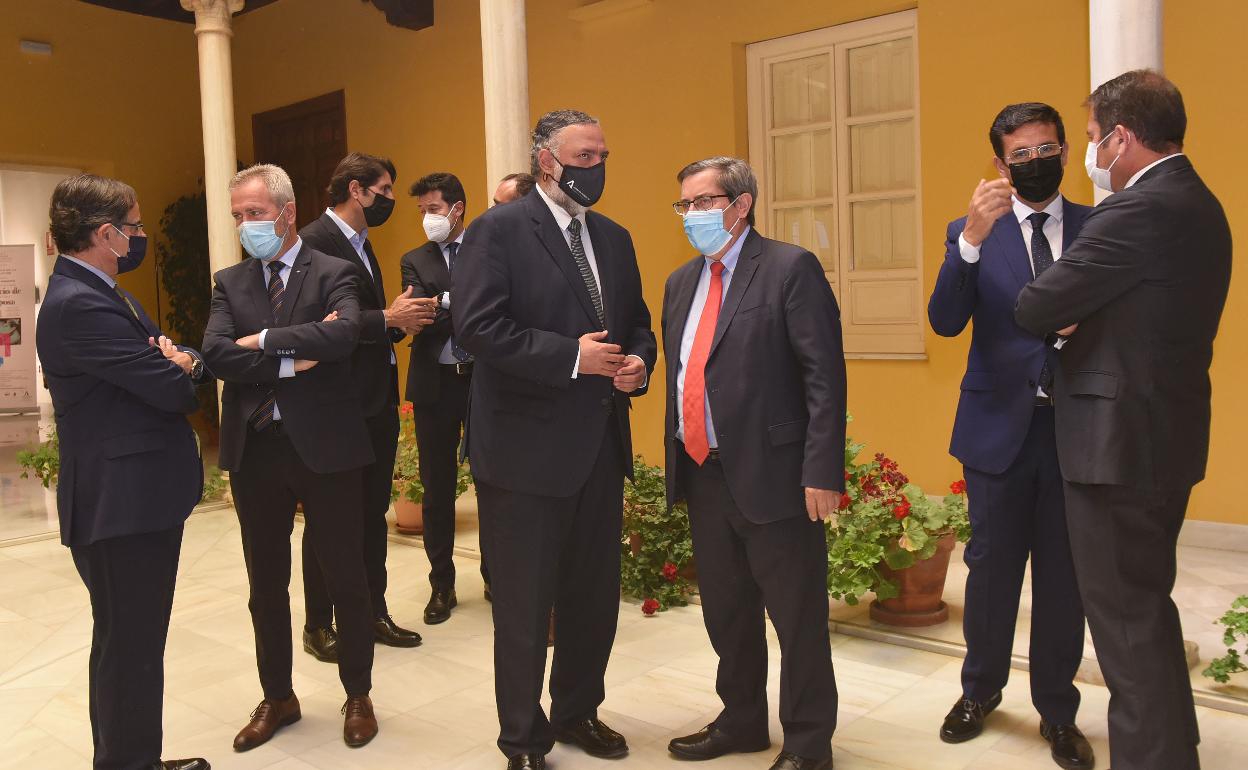 Los representantes de las diferentes instituciones.