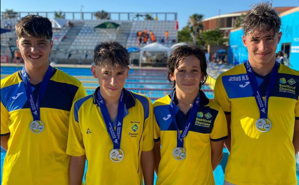 Los medallistas del Churriana, con Felipe Martín (centro izquierda). 