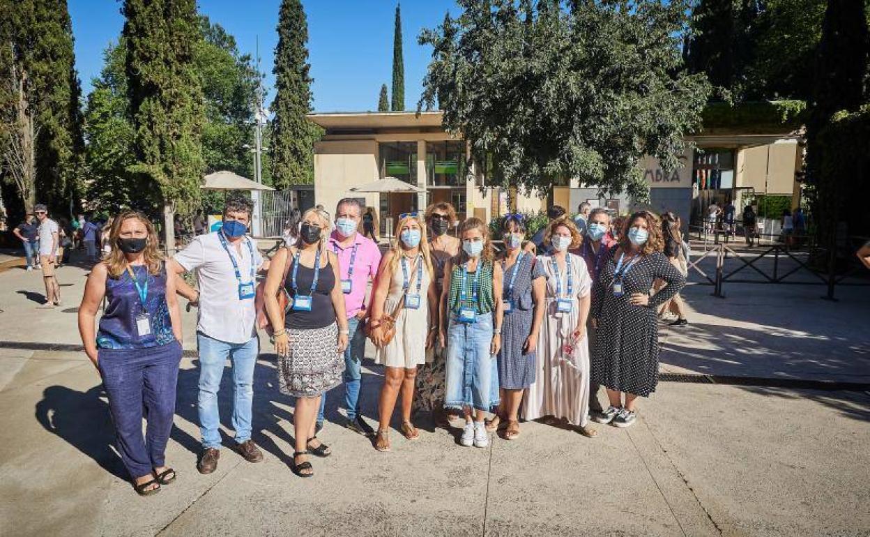 Guías de la Alhambra esperando en la puerta a que lleguen grupos de turistas.