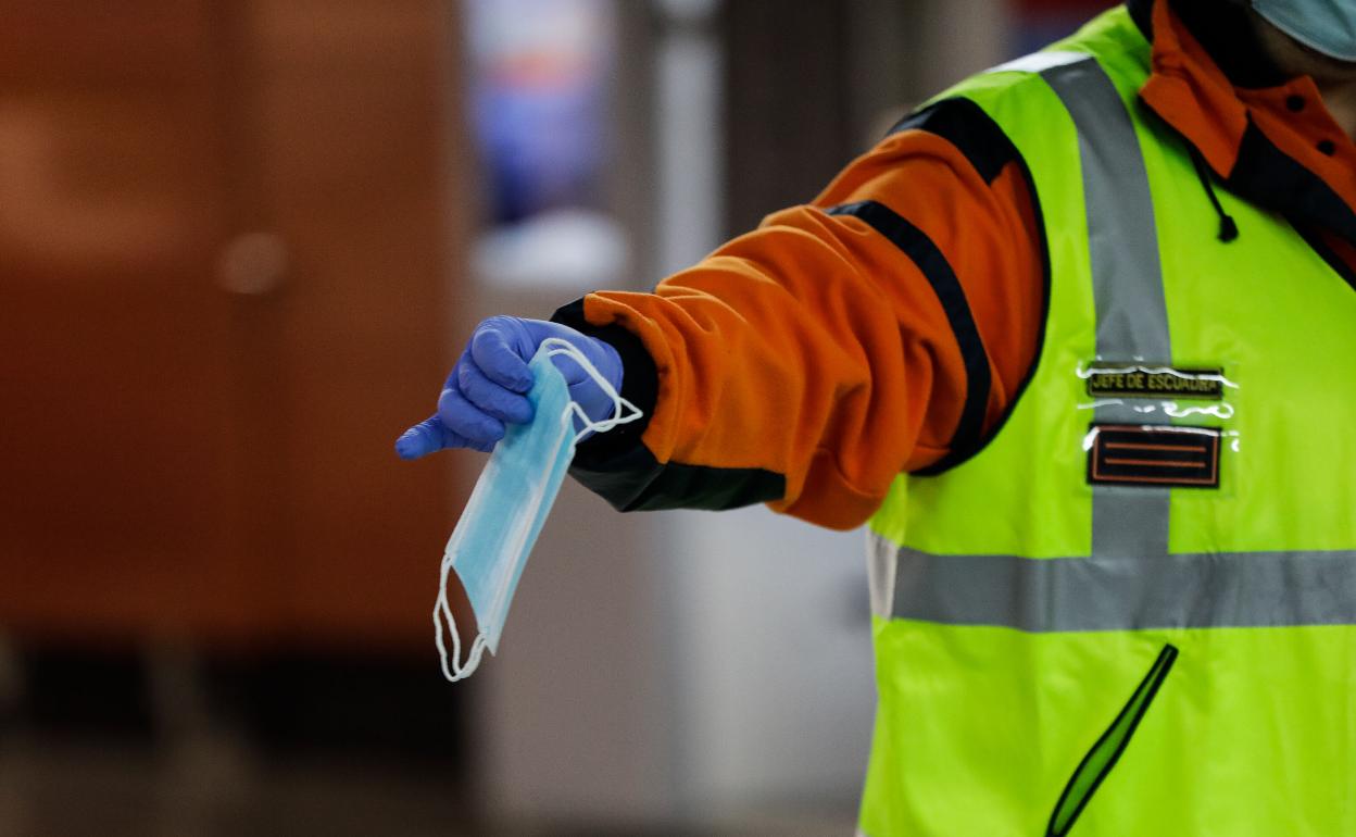 La mascarilla sigue siendo obligatoria en los sitios donde no se puede guardar la distancia de seguridad y en el transporte público.