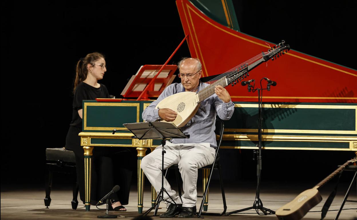 Inés y José Miguel Moreno, durante el concierto que ofrecieron anoche en el Palacio de Carlos V.