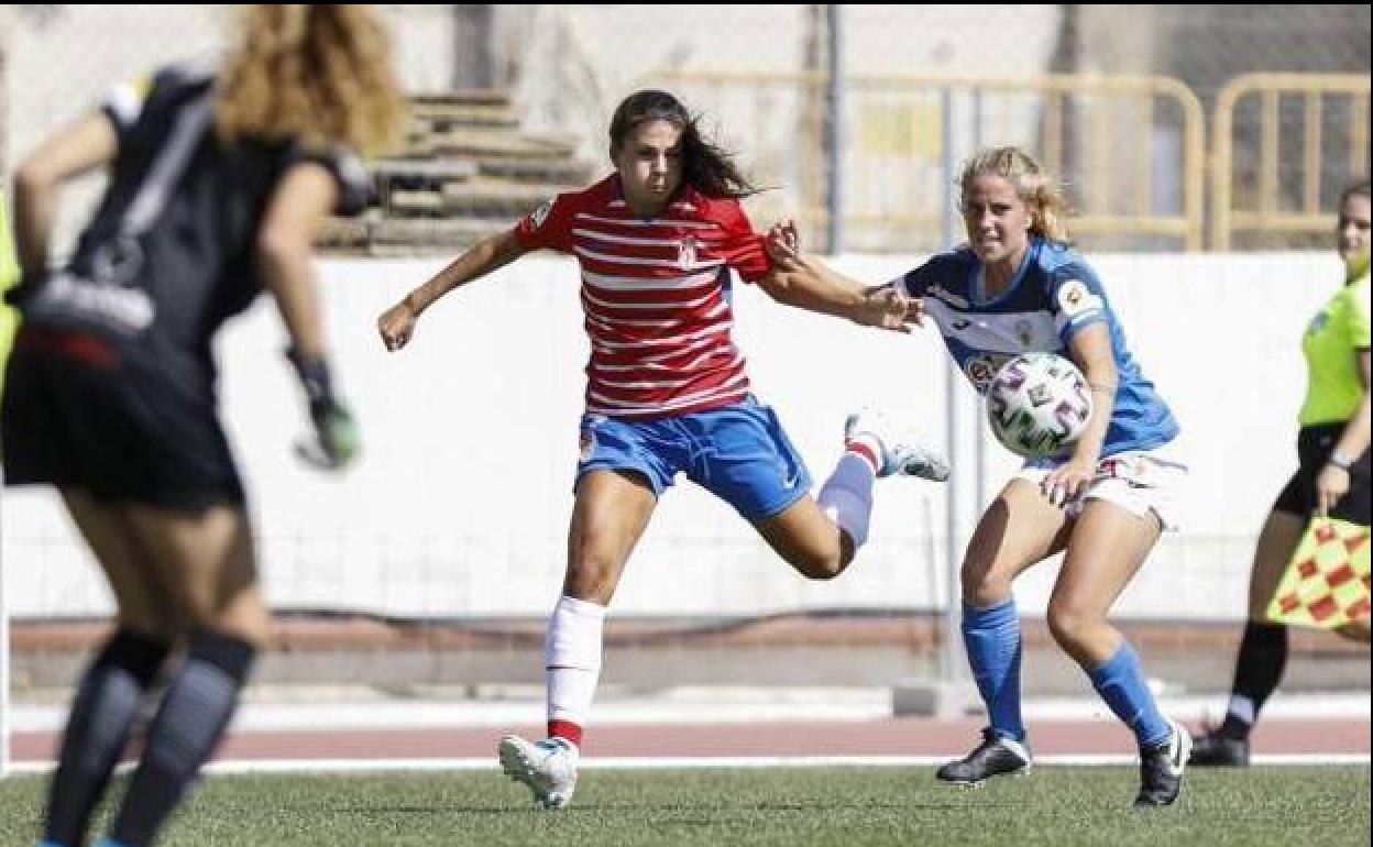 La rojiblanca Laura Pérez pone un centro en un partido de la temporada anterior. 