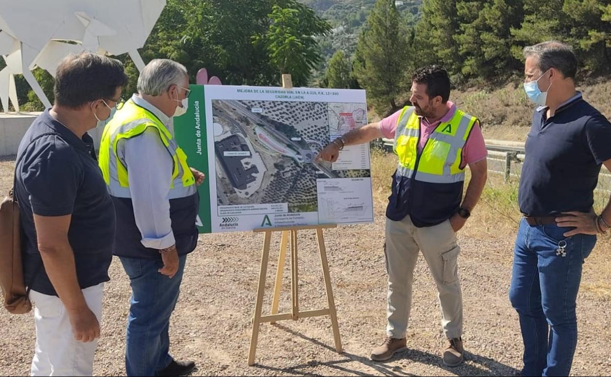 El delegado Jesús Estrella atendiendo a la explicación del proyecto.