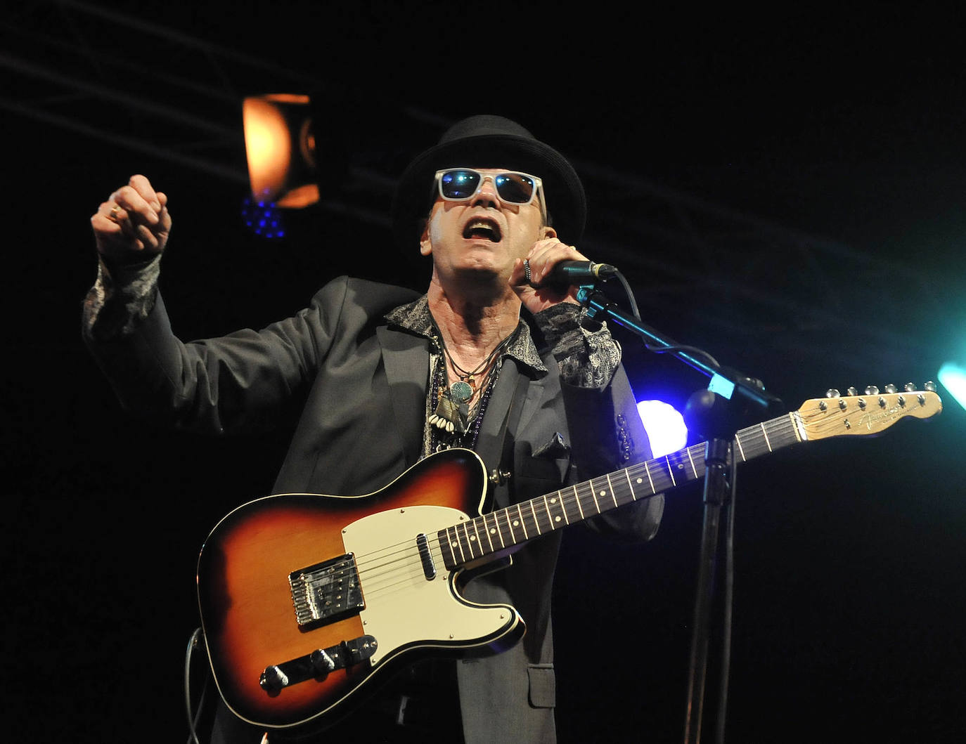 Santiago Auserón en concierto. 