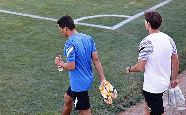 El delantero Carlos Bacca sobre el césped de la Ciudad Deportiva. 