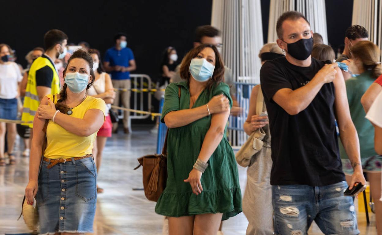 Tres jóvenes, tras recibir la primera dosis de Pfizer en el 'vacunódromo' de Fermasa