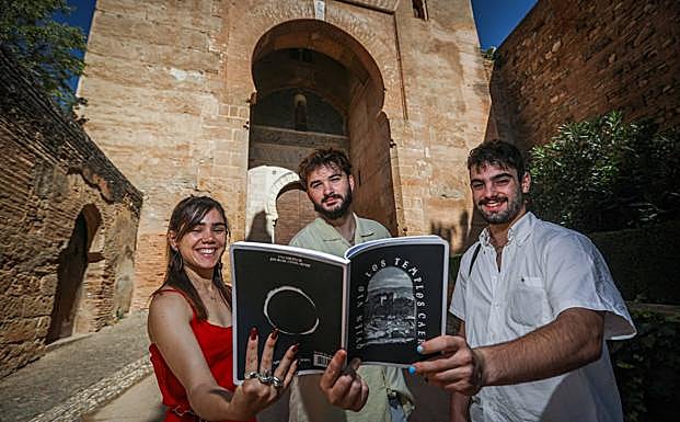 Lucía, Guillem y Jan, con el dossier en las manos. 
