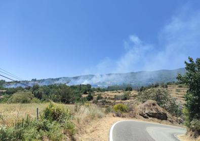 Imagen secundaria 1 - Incendio en La Taha de Pitres.