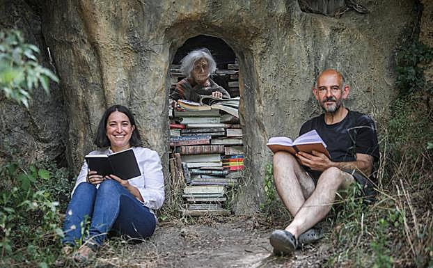 Imagen principal - Yanisbel y Enrique, con la lectora. Caminando por el poblado escondido y preparando una de las viviendas. 