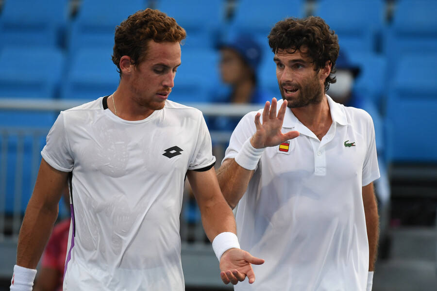 Roberto Carballés y Pablo Andújar dialogan durante el partido. 