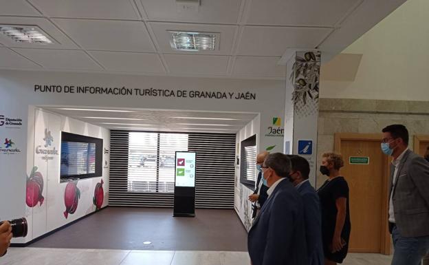 Imagen principal - Llegada de las autoridades a la inauguración del nuevo punto de informacióin turística del aeropuerto.